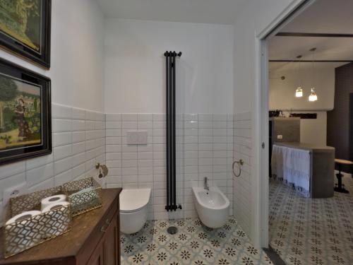 a bathroom with a tub and a toilet and a sink at Suite Vista Lago Nemi Relax Roma in Nemi