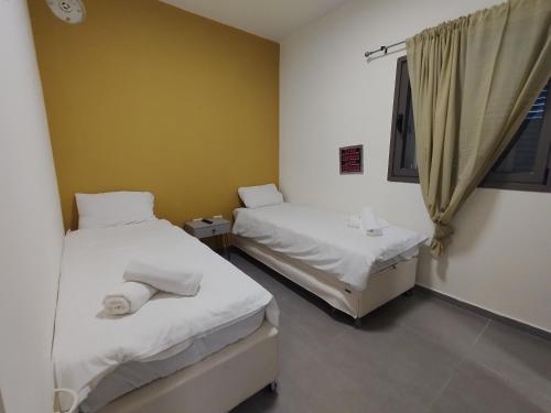 Ein Bett oder Betten in einem Zimmer der Unterkunft Yalarent Magdala Apartments with Private Pool or Jacuzzi
