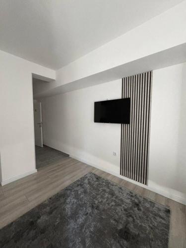 an empty room with a television on a wall at Apartmani PROM-AR in Travnik