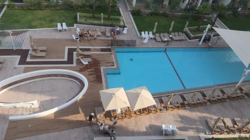 Una vista aérea de una piscina con mesas y sillas. en Beyond 42 Eilat, en Eilat