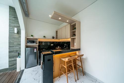 Η κουζίνα ή μικρή κουζίνα στο Dikubu Bali Villa and Suites