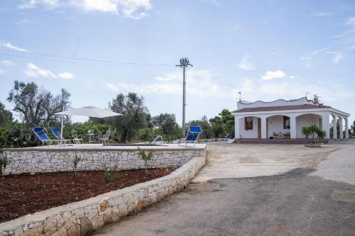 a house with chairs and a porch with a patio at filìa ϕιλία in Serranova