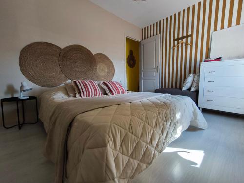 une chambre avec un grand lit avec une grande tête de lit dans l'établissement Le cottage de Mag, à Cerences