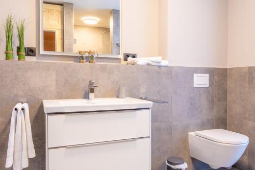 Koupelna v ubytování BeltBlick 16 - Moderne Ferienwohnung direkt an der Ostsee mit Meerblick und Sauna!