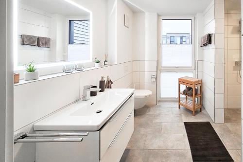 Ένα μπάνιο στο BeltBlick 4 - Moderne Ferienwohnung direkt am Strand mit Sauna und Meerblick!