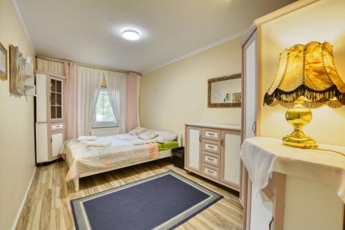 Postel nebo postele na pokoji v ubytování Apartament Harmont Montis- dawna Zającówka - centrum miasta w leśnej enklawie