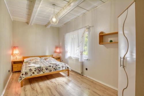 Postel nebo postele na pokoji v ubytování Apartament Harmont Montis- dawna Zającówka - centrum miasta w leśnej enklawie