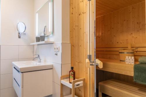 ein kleines Bad mit einem Waschbecken und einer Theke in der Unterkunft Kellenhusen Tor 22 - strandnah mit Sauna und Balkon in Kellenhusen