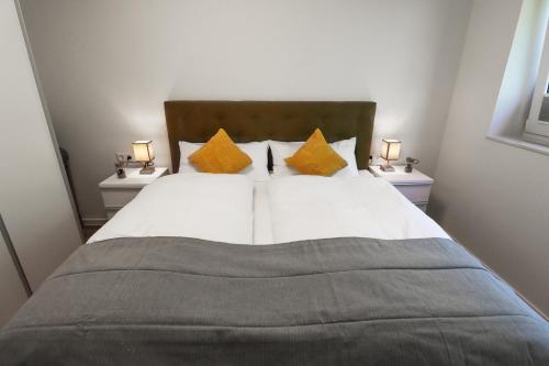 a bedroom with a large bed with two night stands at Lütte Koje - strandnah mit Sauna.Besonders familienfreundlich. in Butjadingen OT Tossens