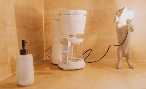 a dog is standing next to a food processor at Haus Ostwind - Mit Infrarotsauna, Garten und Dachterrasse in Butjadingen OT Tossens