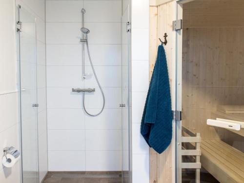 a bathroom with a shower with a glass door at Auszeit im Sielhuus - Familienfreundliche Ferienwohnung mit Dachterrasse und Sauna in Fedderwardersiel