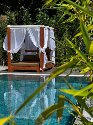 Piscine de l'établissement Aries Villa Albania ou située à proximité
