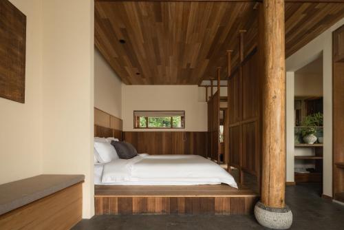 a bedroom with a bunk bed with a ladder at Hegu Retreat Qingcheng in Jiezi Ancient Town