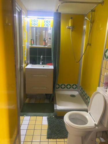 une salle de bain avec toilettes et lavabo dans l'établissement Angel azur, à Nice