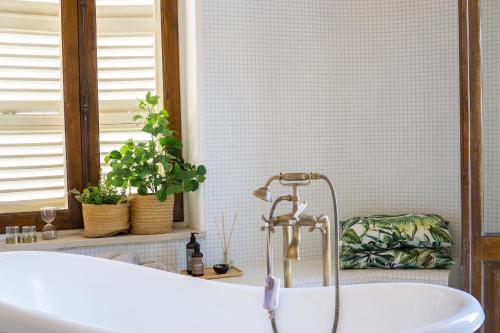 a bathroom with a tub and a sink at Ballerina Bianca bed & breakfast in Grottazzolina