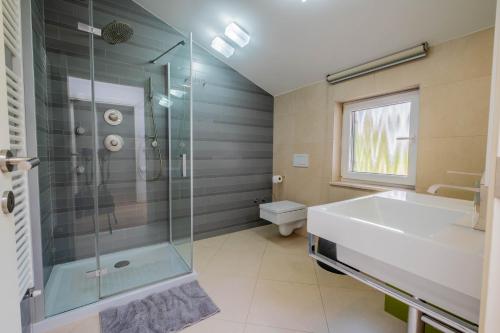 Et badeværelse på Villa Cerović Luxury Privacy Pet Friendly