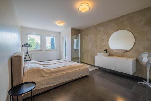 En eller flere senge i et værelse på Villa Cerović Luxury Privacy Pet Friendly