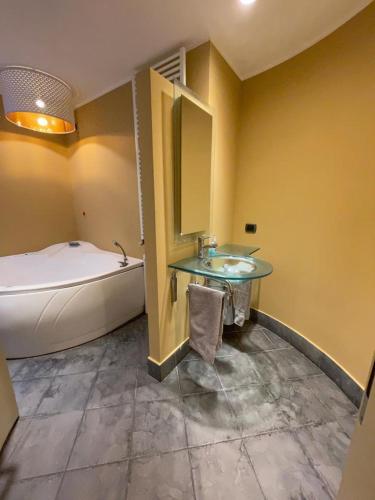 ein Badezimmer mit Badewanne, Waschbecken und Badewanne in der Unterkunft Penshouse in Lecco