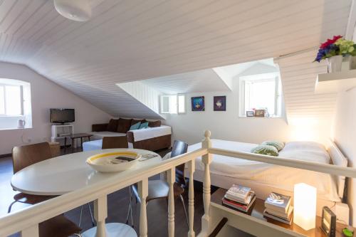 Una habitación con una cama y una mesa en una habitación en Apartment Dubravka Iza Roka, en Dubrovnik