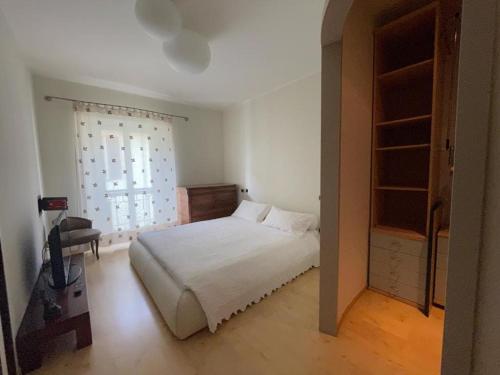 ein Schlafzimmer mit einem weißen Bett und einem Fenster in der Unterkunft Penshouse in Lecco