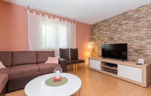Televisyen dan/atau pusat hiburan di Beautiful Villa Anatea with pool in Makarska