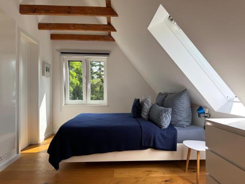 Postel nebo postele na pokoji v ubytování Nordsee im Blick - Kamin & Privat-Garten - Design-Haus Heverstrom