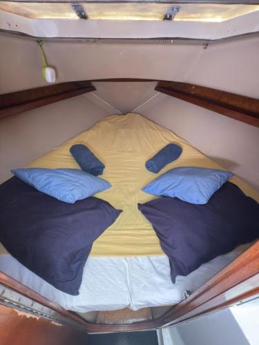 a small bed in the middle of a boat at Beach Cosy Boat in Oeiras