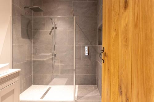 Φωτογραφία από το άλμπουμ του The Hideaway with Spectacular Views and Private Indoor Heated pool & Hot Tub σε Sutton