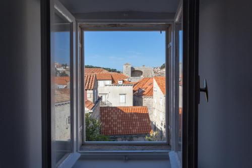 una ventana abierta con vistas a los tejados en Apartment Dubravka Iza Roka, en Dubrovnik