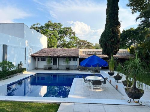 Kolam renang di atau dekat dengan Beautiful Private Rooms at Villa La Floresta