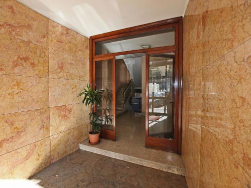 korytarz ze szklanymi drzwiami i doniczką w obiekcie Angelo Emo Home w Rzymie