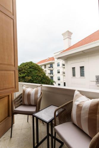 a balcony with two chairs and a table at Hotel Bardot Boutique in Panama City