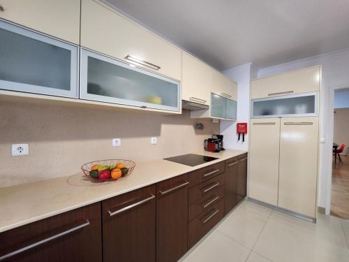 Η κουζίνα ή μικρή κουζίνα στο Cozy Island Apartment II RAAL 2162