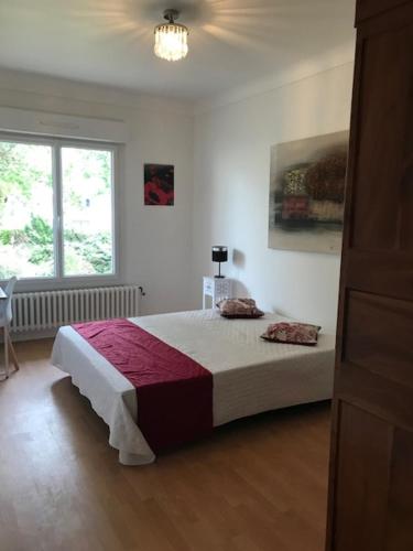 une chambre avec un lit et une grande fenêtre dans l'établissement Calme, espace, grand jardin, parkings, 14 persons, 10 min place Conleau, à Vannes