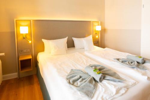 Ένα ή περισσότερα κρεβάτια σε δωμάτιο στο Hotel Germania