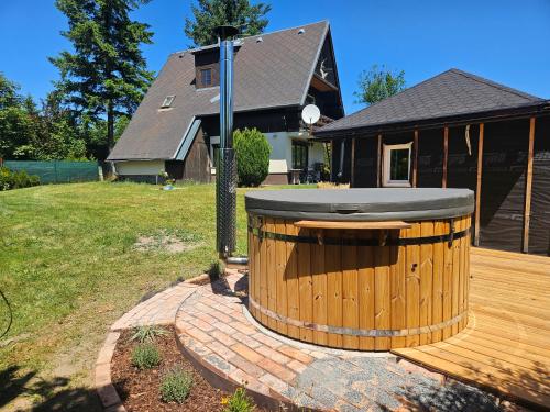 Un barril de madera colocado encima de una cubierta en chataugryšánků, en Šternberk