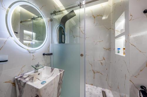 タンジェにあるappartement 69 vue sur mer 3 chambreの洗面台とシャワー付きのバスルーム