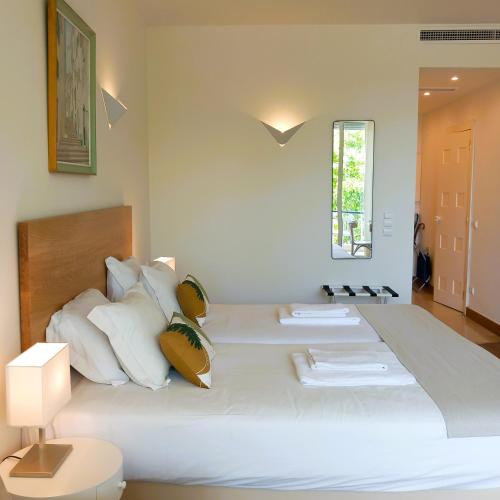 Katil atau katil-katil dalam bilik di Rent4Rest Estoril Beachfront Apartments