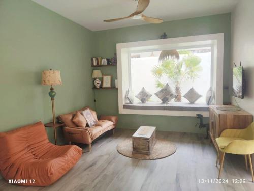 un soggiorno con un divano e una finestra di Oasis Road a Hinkong