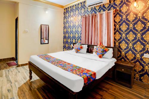 a bedroom with a large bed in a room at FabHotel Romeos in Baga