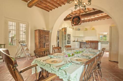a kitchen and dining room with a table and chairs at Centolivi 8 by Salogi Villas in Montecastello