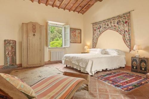 a bedroom with a bed and a window at Centolivi 8 by Salogi Villas in Montecastello