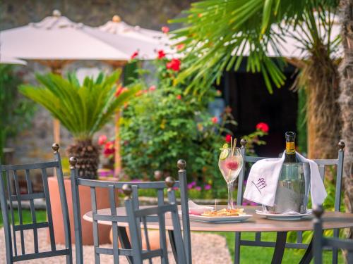 Nápoje v ubytování Schlosshotel Aehrental