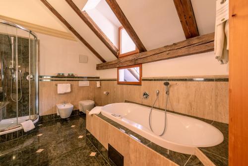 Koupelna v ubytování Schlosshotel Aehrental