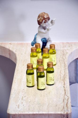 a figurine of a group of five bottles on a bench at Casa Alfieri in Paestum