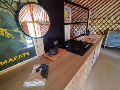 una cocina con estufa y encimera en Le Ptit Mas, en Salernes