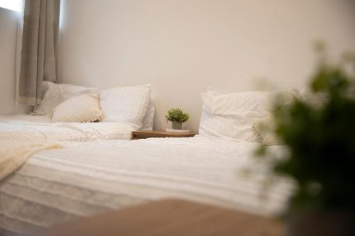 Una cama o camas en una habitación de Extra Large Modern Studio Flat In Kent