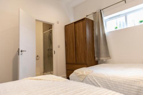 Una cama o camas en una habitación de Extra Large Modern Studio Flat In Kent