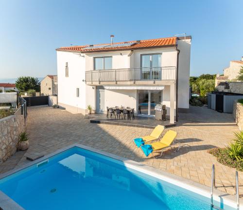 Swimmingpoolen hos eller tæt på Katarina