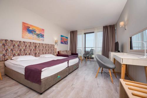 pokój hotelowy z łóżkiem i biurkiem w obiekcie Topola Skies Resort & Aquapark w mieście Topola